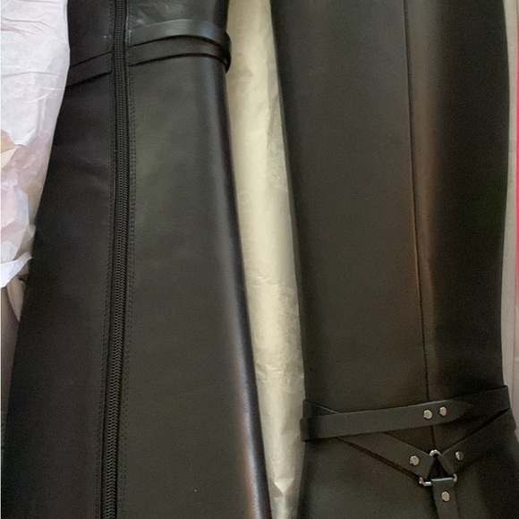 Woman’s boots - Picture 1 of 5